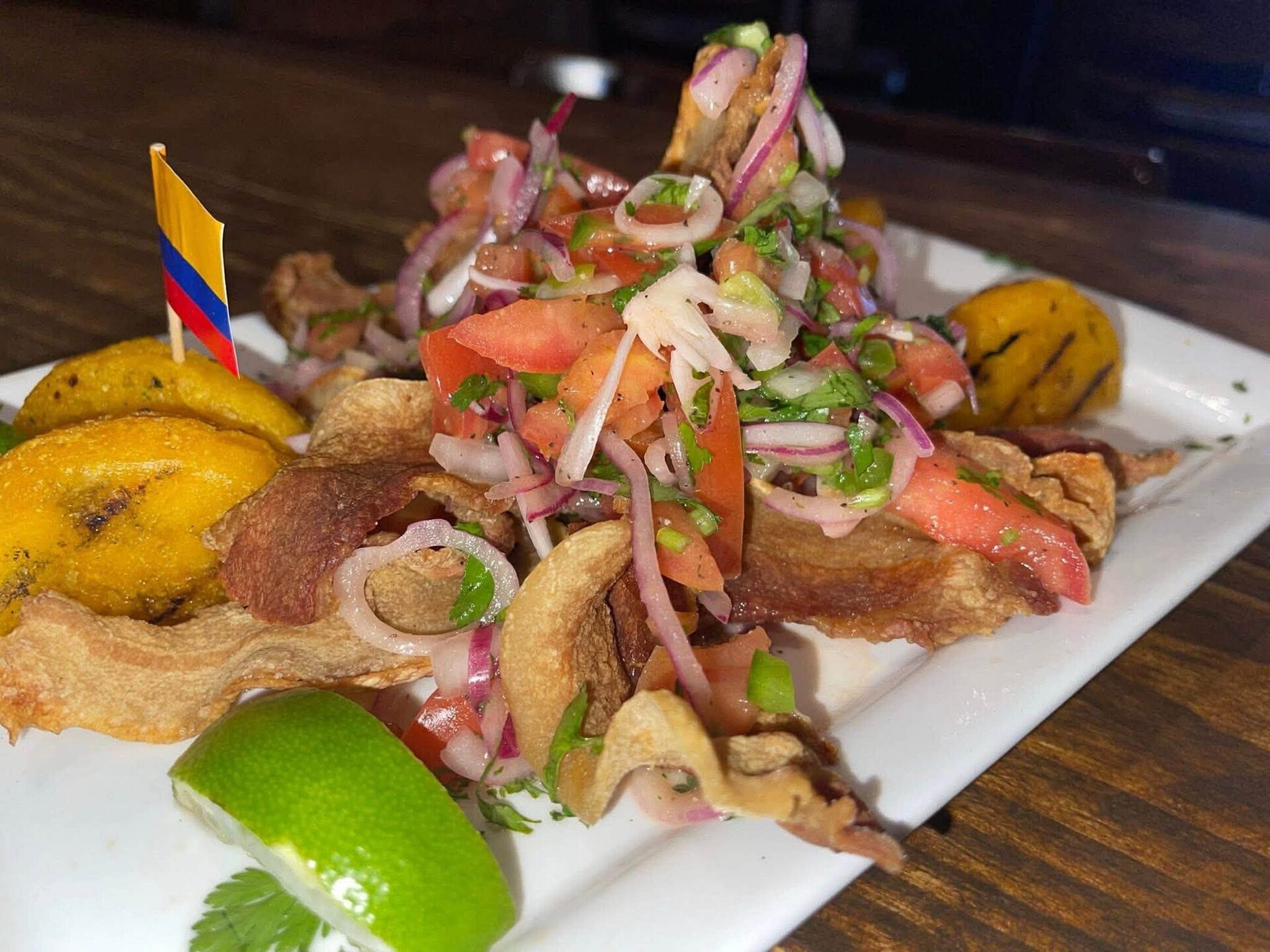 Ceviche de chicharrón with lime and tostones