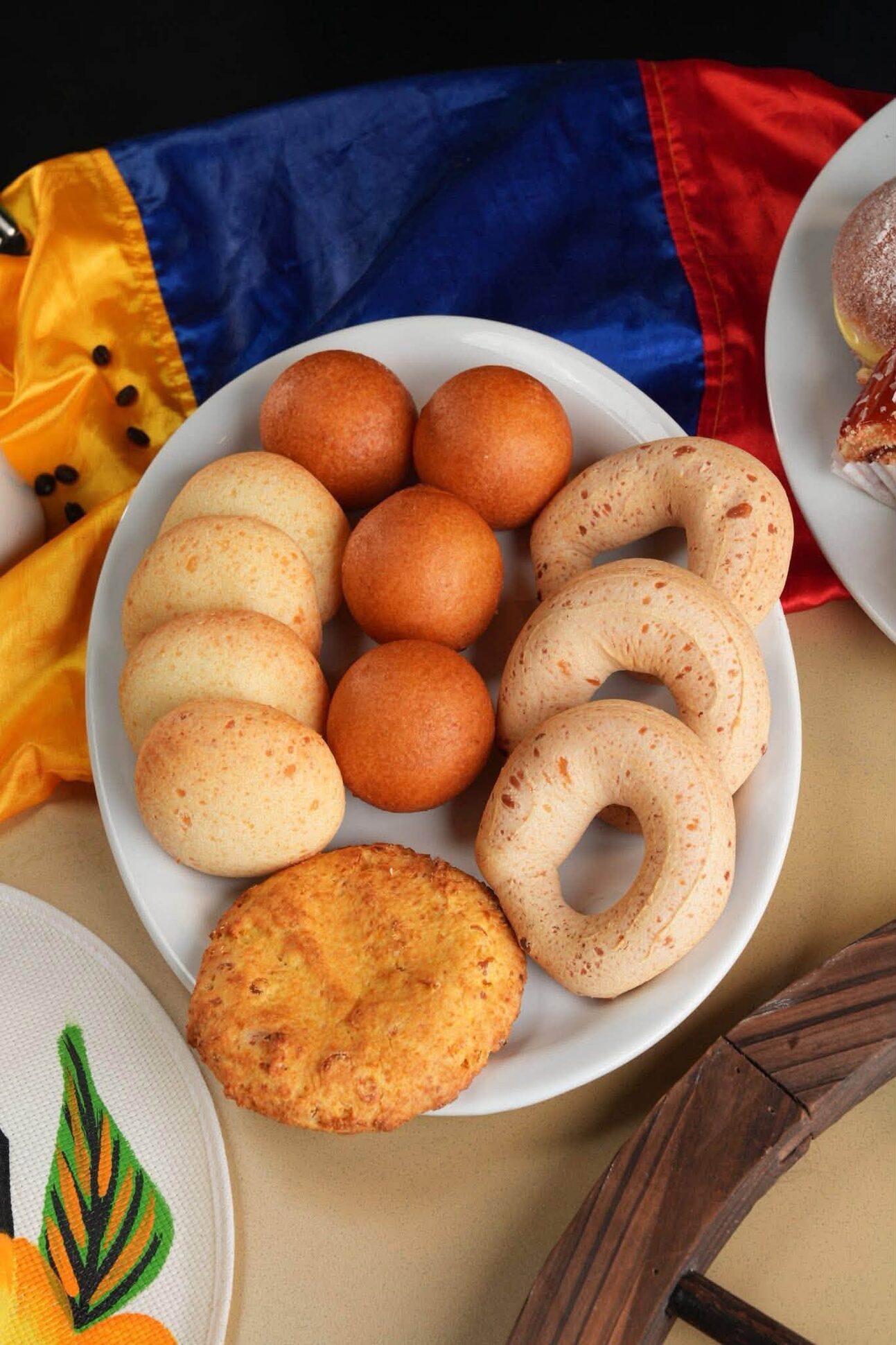A plate of pandebono, almojábanas and buñuelos